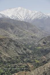 Image du Maroc Professionnelle de  Agnoul un splendide village berbère au pieds du Haut Atlas, région paradisiaque en Mais juin et juillets, ruisseaux et cascades une verdure printanière de paysages verdoyant alliant verdure et montagne enneigée dans les montagnes de la région au Sud de Marrakech. Mardi 14 Mars 2006. (Photo / Abdeljalil Bounhar)
